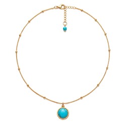 Collier Séléné en acier inoxydable doré et turquoise sur fond blanc