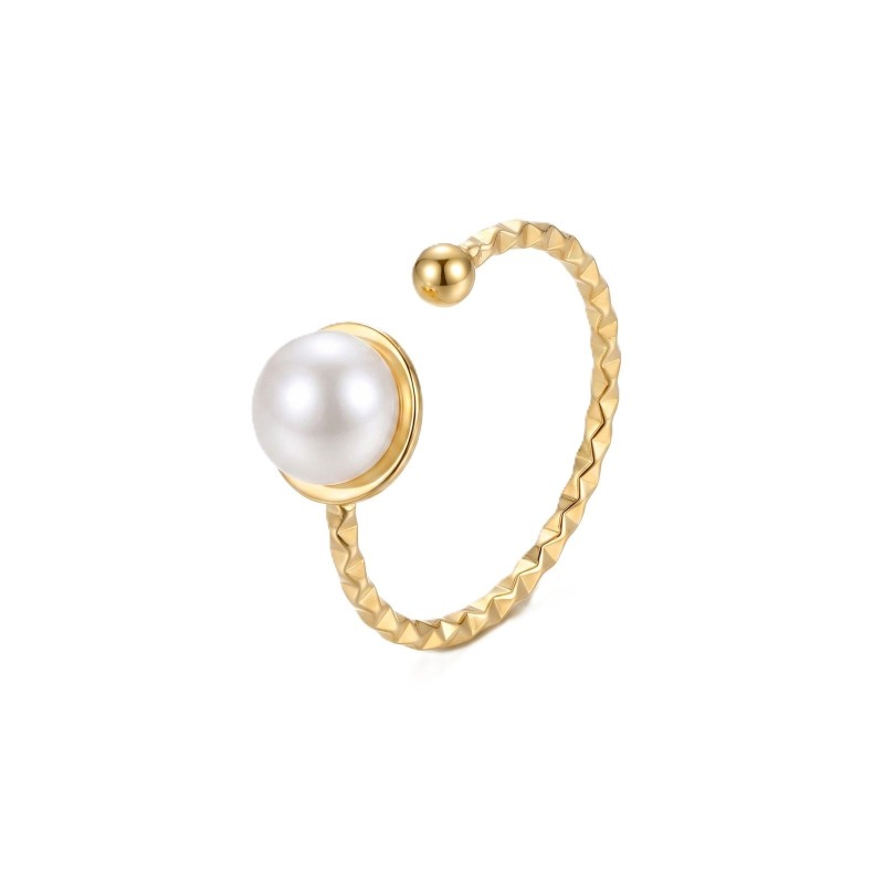 Bague Sentier en acier inoxydable doré avec perle d’eau douce blanche sur fond blanc