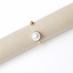 Bague Sentier en acier inoxydable doré et perle d’eau douce blanche sur support beige