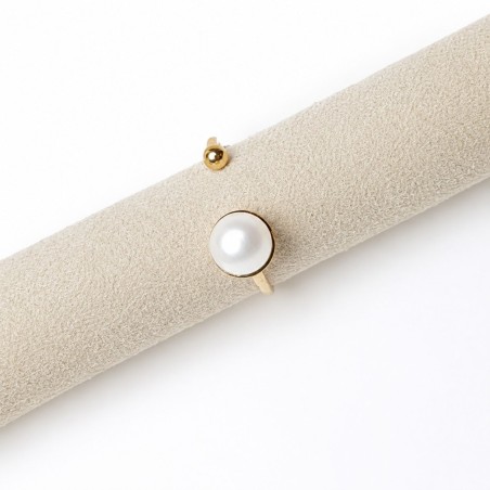 Bague Sentier en acier inoxydable doré et perle d’eau douce blanche sur support beige