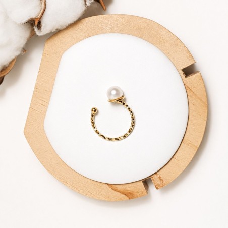 Bague Sentier en acier inoxydable doré et perle d’eau douce blanche dans un décor de coton et bois
