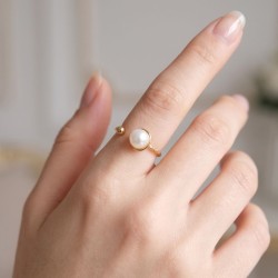 Bague Sentier en acier inoxydable doré et perle d’eau douce blanche portée à la main