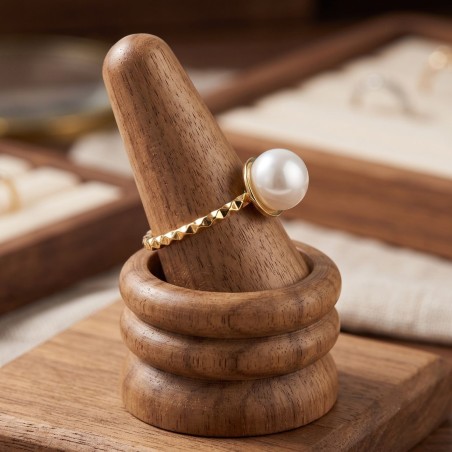 Bague Sentier en acier inoxydable doré et perle d’eau douce blanche sur cône en bois