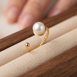 Bague Sentier en acier inoxydable doré et perle d’eau douce blanche sur présentoir en bois