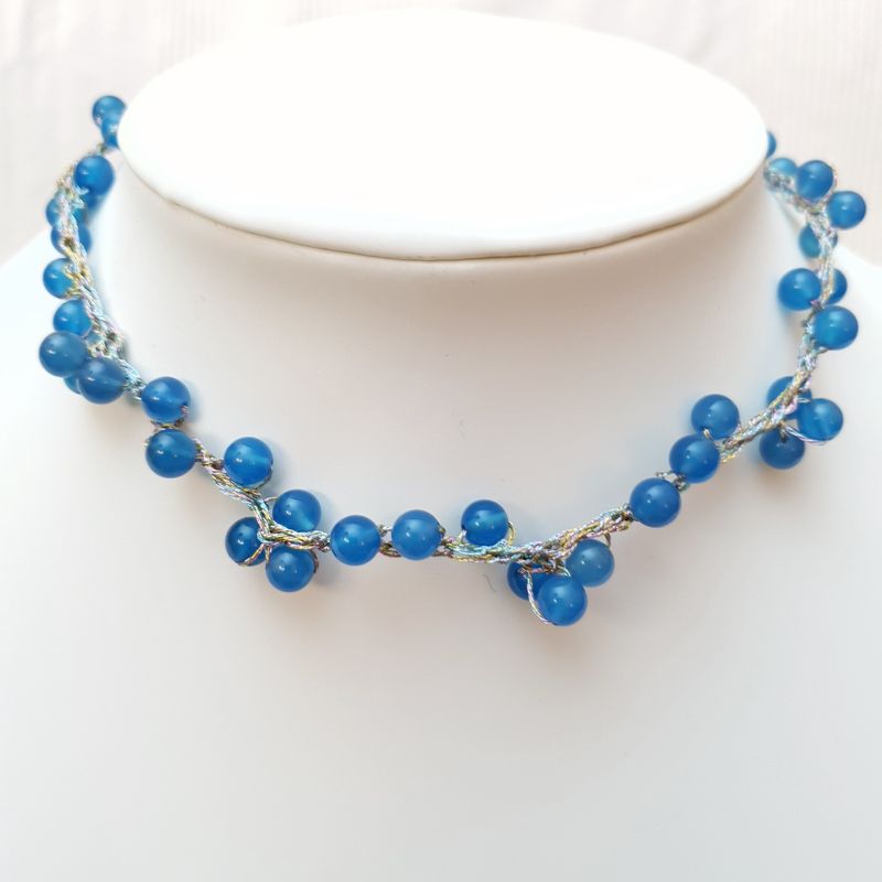 un collier crochet ras du cou