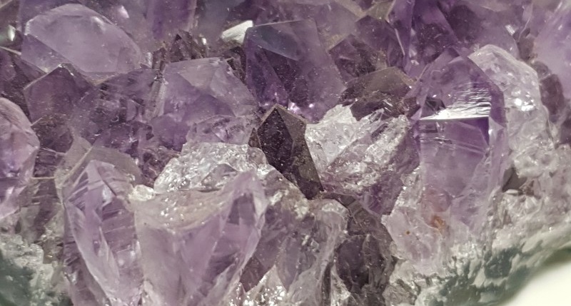 Les pierres d’anniversaire par mois : symbolique & douceur naturelle